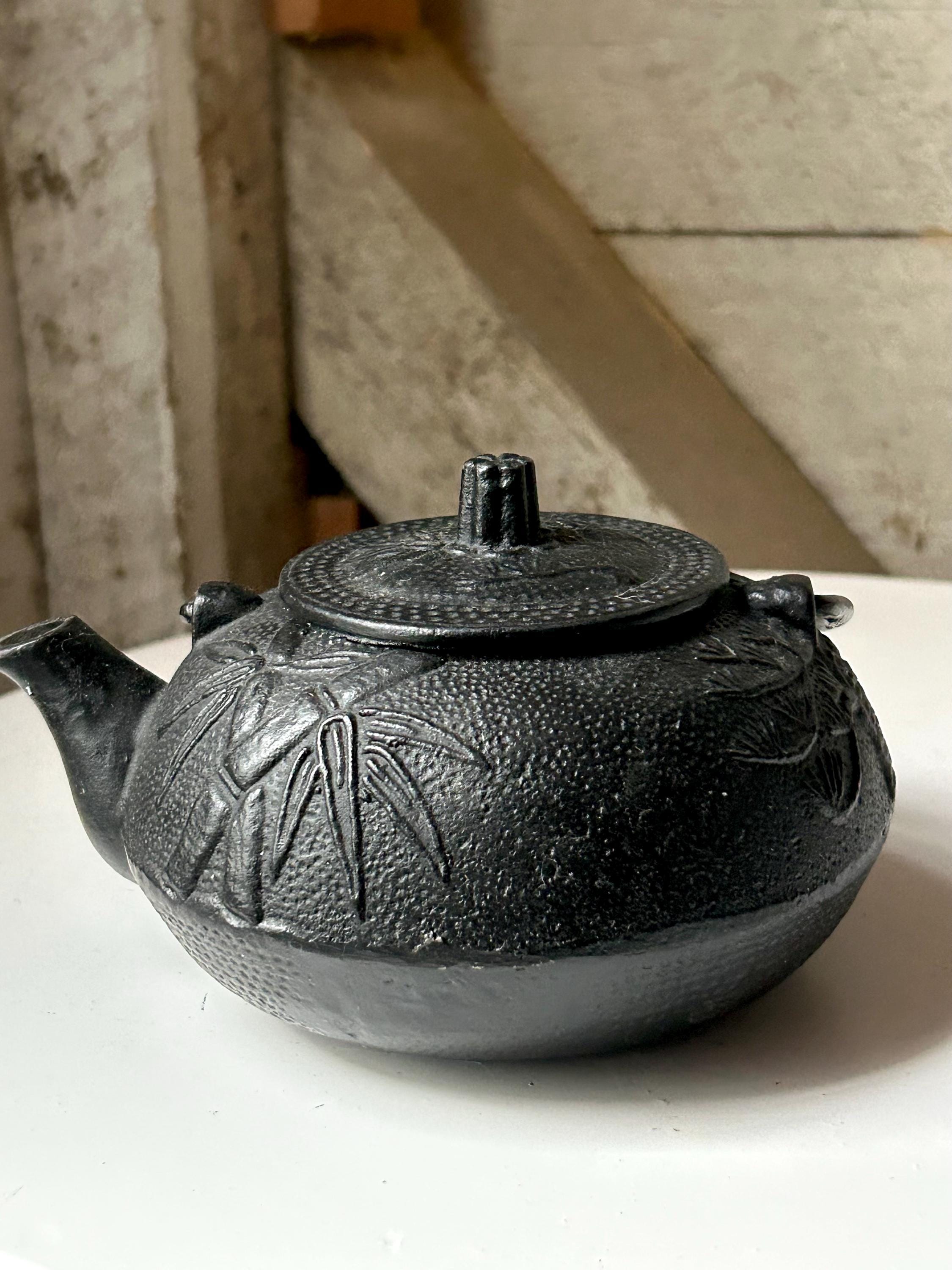 鉄瓶 黒鉄急須 - 小型急須 - 蝶番式ハンドル - 浮き彫り花模様 - 鋳鉄