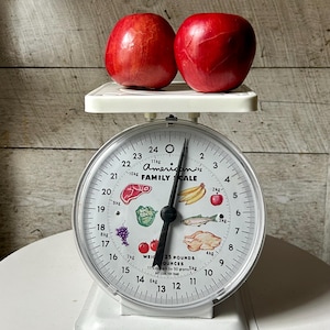 Puede incluir: Un letrero de madera rústica con el texto "Welcome to our home" en letras blancas. El letrero presenta un acabado envejecido y un diseño simple y acogedor, ideal para la decoración de la entrada.