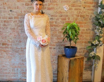 1960s Vintage Lace Wedding Dress and Veil