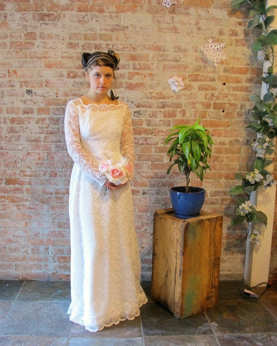 1960s Vintage Lace Wedding Dress and Veil - image 1
