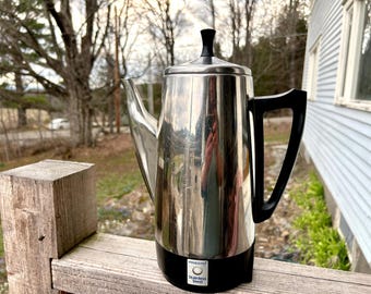 Cafetera eléctrica Presto de 12 tazas, totalmente automática, de acero inoxidable y acabado cromado plateado.