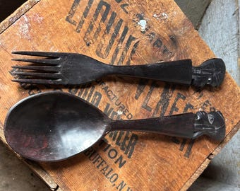 Tenedor y cuchara de ensalada de madera de ébano africano con mangos tallados y cabezas talladas, estilo tribal africano.