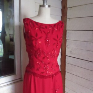 Vestido formal de gasa de seda roja con cuentas - espalda baja - maxi - con volantes - cuentas rojas - tirantes - largo - imagen 4