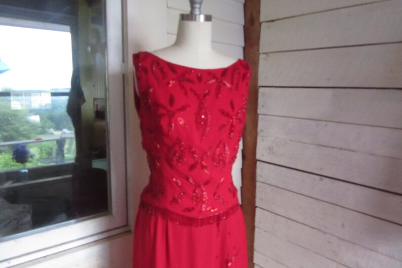 Vestido formal de gasa de seda roja con cuentas - espalda baja - maxi - con volantes - cuentas rojas - tirantes - largo - imagen 4
