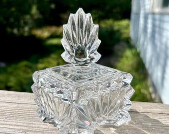 Plato para baratijas de cristal tallado transparente con diseño de rayos de sol profundos, forma cuadrada con tapa y acanalado ornamentado.