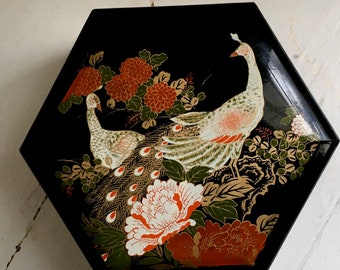 黒漆塗りの六角形の箱 - 孔雀 - 鳥 - 花 - 蓋 - 内側は赤 - インド