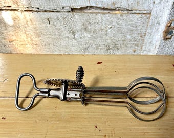 Frullatore a mano antico anni '20, stile rustico, in metallo argentato e cromato, in buone condizioni di funzionamento.