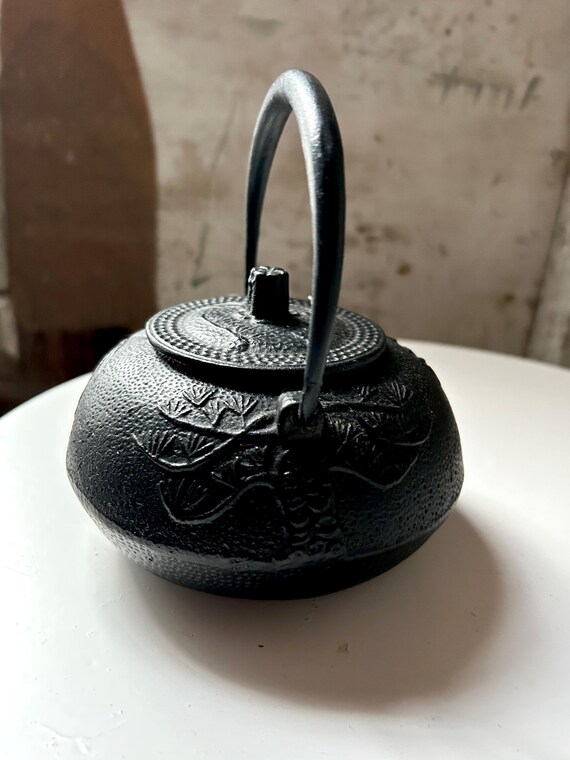 鉄瓶 黒鉄急須 - 小型急須 - 蝶番式ハンドル - 浮き彫り花模様 - 鋳鉄