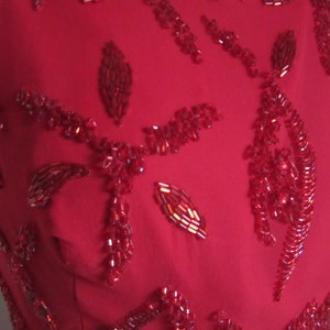 Vestido formal de gasa de seda roja con cuentas - espalda baja - maxi - con volantes - cuentas rojas - tirantes - largo - imagen 5