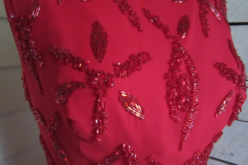 Vestido formal de gasa de seda roja con cuentas - espalda baja - maxi - con volantes - cuentas rojas - tirantes - largo - imagen 5