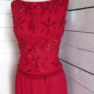 Vestido formal de gasa de seda roja con cuentas - espalda baja - maxi - con volantes - cuentas rojas - tirantes - largo - imagen 7