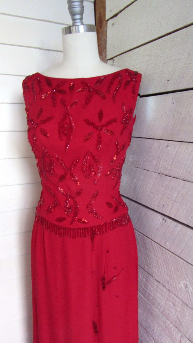 Vestido formal de gasa de seda roja con cuentas - espalda baja - maxi - con volantes - cuentas rojas - tirantes - largo - imagen 7