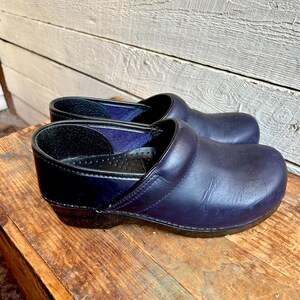 Zoccoli in pelle Dansko - colore viola scuro - tallone chiuso - suola in gomma - taglia 40