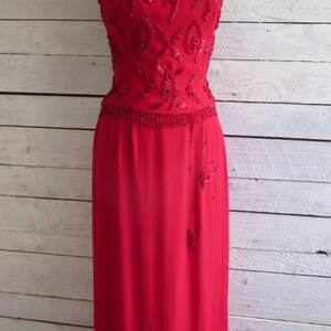 Vestido formal de gasa de seda roja con cuentas - espalda baja - maxi - con volantes - cuentas rojas - tirantes - largo - imagen 10