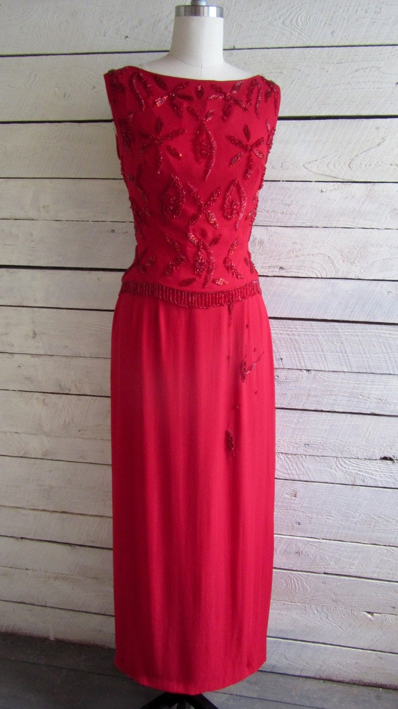 Vestido formal de gasa de seda roja con cuentas - espalda baja - maxi - con volantes - cuentas rojas - tirantes - largo - imagen 10