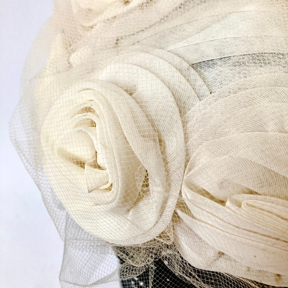 50s White flower Fascinator Hat  Velvet Covered W… - image 2