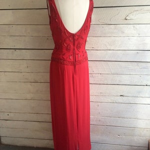 Vestido formal de gasa de seda roja con cuentas - espalda baja - maxi - con volantes - cuentas rojas - tirantes - largo - imagen 2