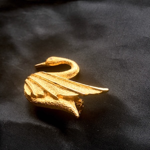 Gold tone swan brooch - dba - swan pin - vintage brooch - animal brooch - bird brooch - bird pin