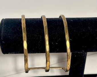 Brazalete tipo brazalete de latón martillado de 3 tiras