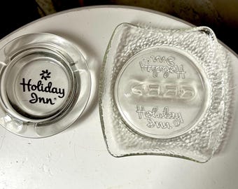 2 ceniceros de cristal transparente Holiday Inn, cuadrados, redondos, con llavero y pequeños objetos.