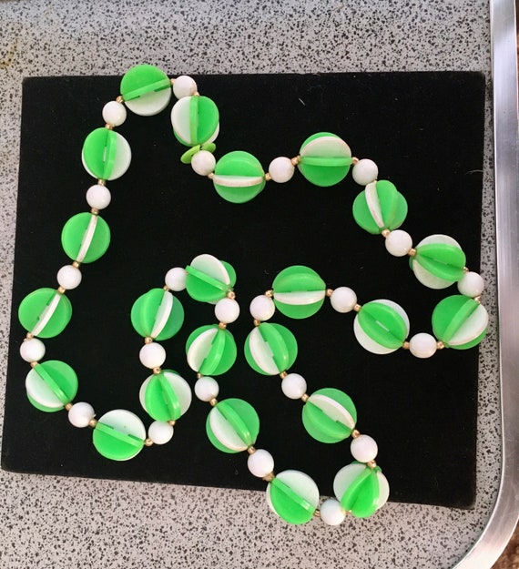 70s green and white plastic necklace - pop art -ne