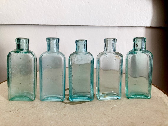 5 bottiglie di vetro antico verde blu anni '20 bottigliette bottiglie da  farmacia -  Italia