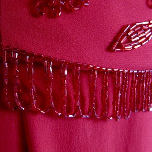Vestido formal de gasa de seda roja con cuentas - espalda baja - maxi - con volantes - cuentas rojas - tirantes - largo - imagen 8