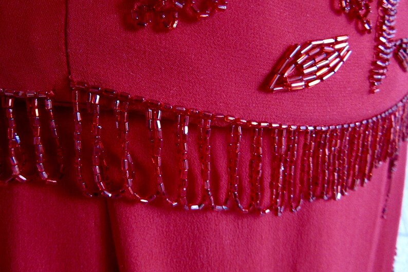 Vestido formal de gasa de seda roja con cuentas - espalda baja - maxi - con volantes - cuentas rojas - tirantes - largo - imagen 8