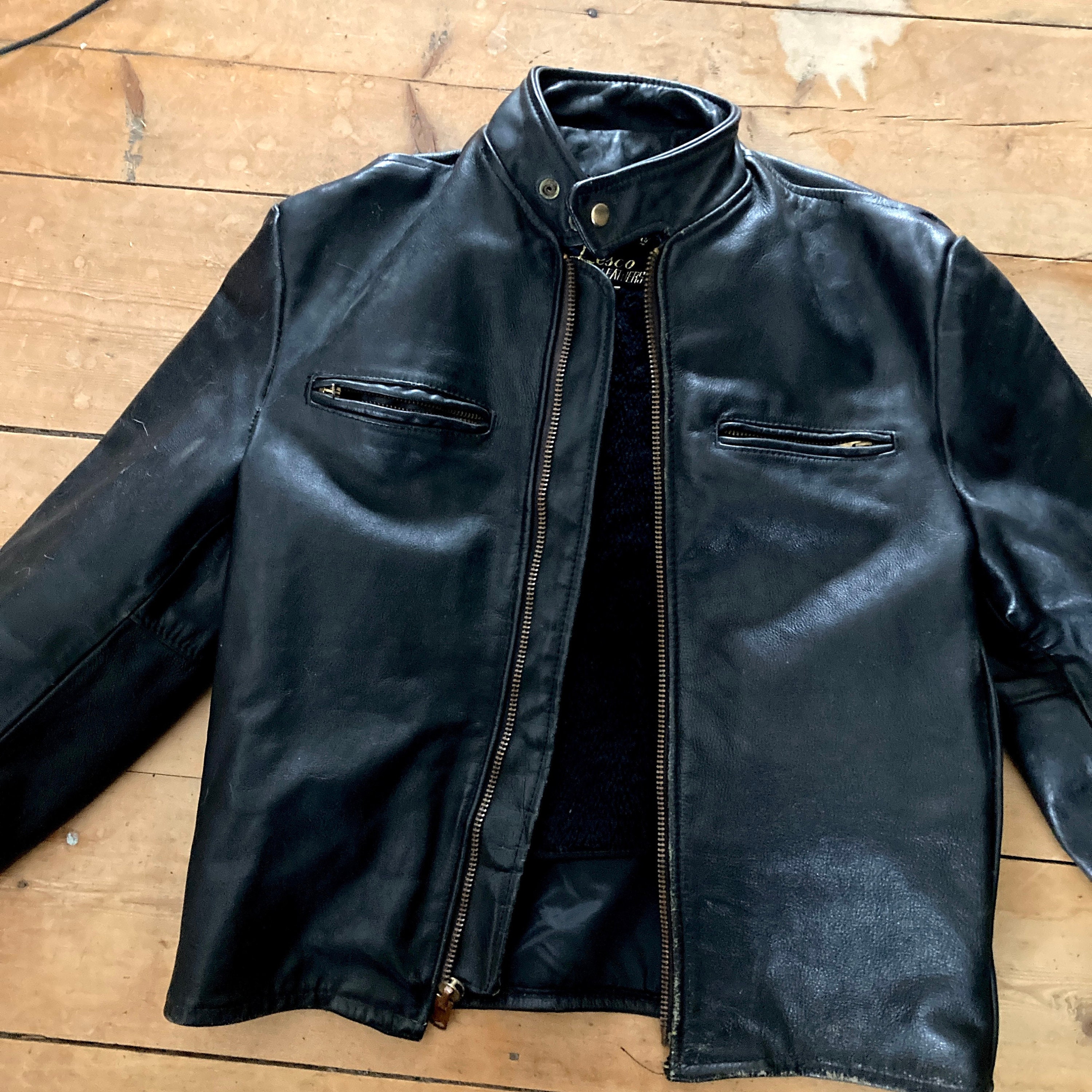 ブラックレザーのモーターサイクルジャケット - カフェレーサー