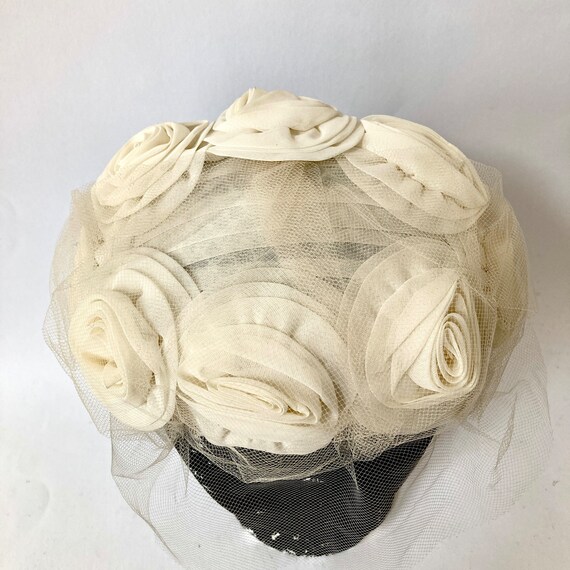 50s White flower Fascinator Hat  Velvet Covered W… - image 7