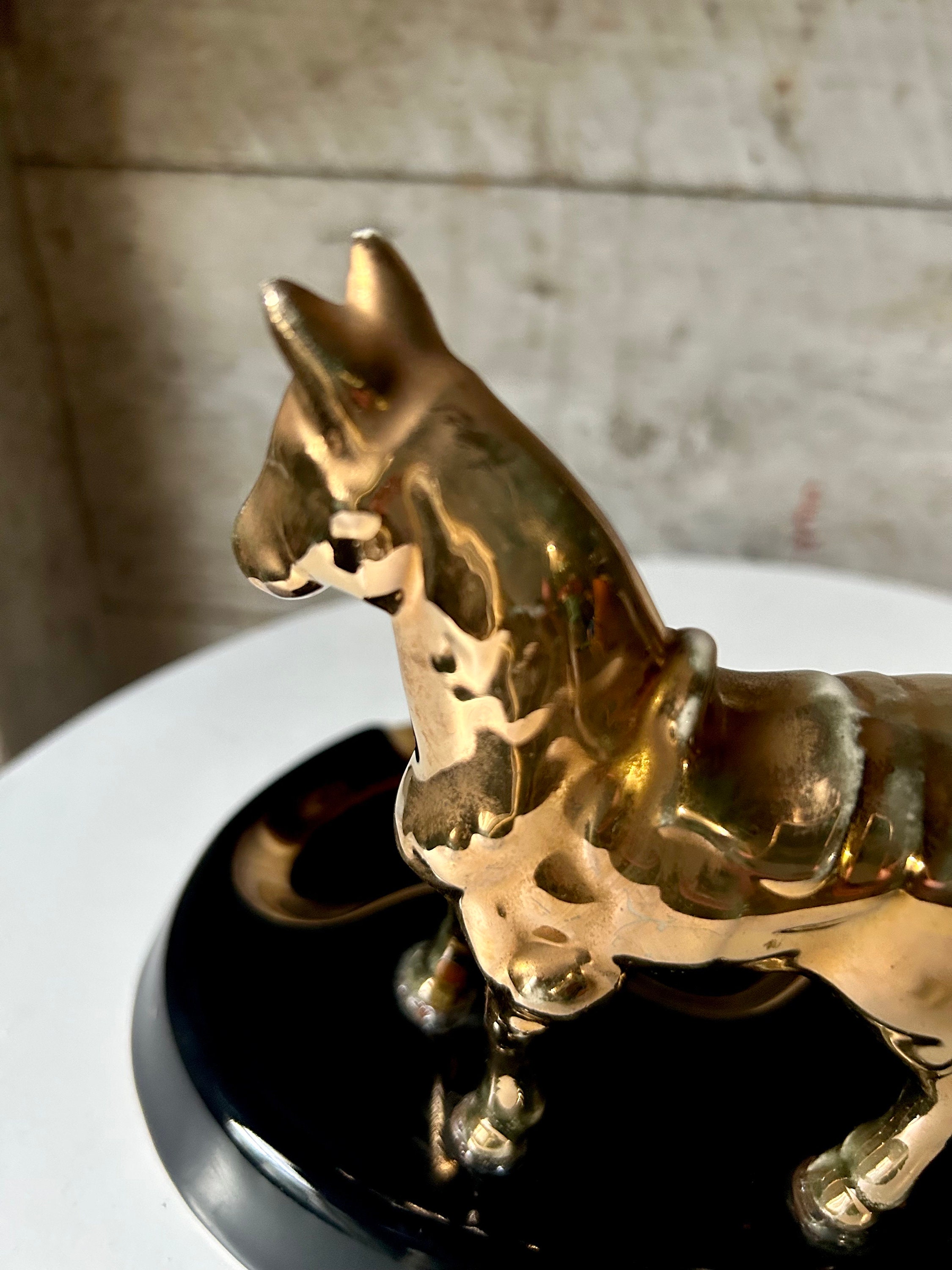 ミッドセンチュリーのセラミック製馬型灰皿 - 小物入れトレイ ゴールド 