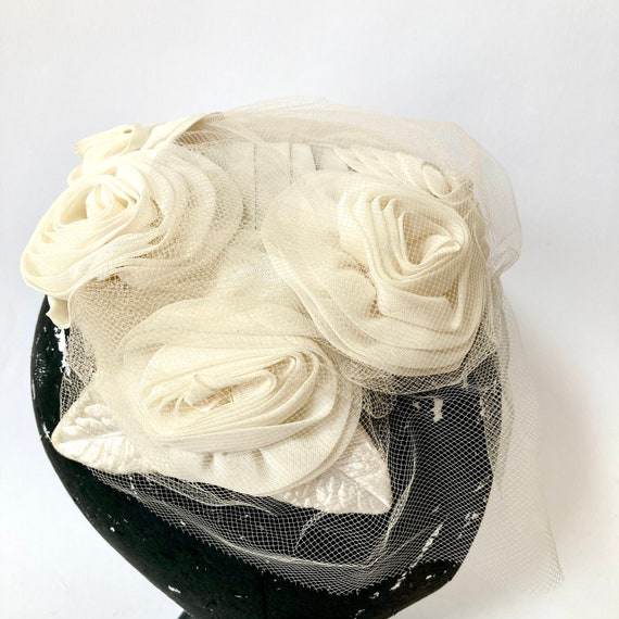 50s White flower Fascinator Hat  Velvet Covered W… - image 3