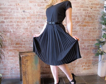 Vestido negro plisado vintage de los años 50 - Rayón - Vestido de cóctel - LBD - Vestido negro pequeño - Espalda escotada -