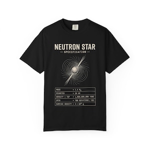 Op de afbeelding: Een zwart t-shirt met een afbeelding van een neutronenster en de tekst NEUTRON STAR SPECIFICATION. Onder de ster staat een tabel met massa, diameter van 20 km, dichtheid, spin en zwaartekracht aan het oppervlak in witte tekst.