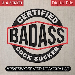 Puede incluir: Un diseño de bordado digital con un emblema circular negro con texto blanco que dice CERTIFIED y COCK SUCKER, rodeando un hexágono con contorno rojo que contiene el texto negro BADASS. El archivo incluye tamaños de 3-4-5 pulgadas y formatos.
