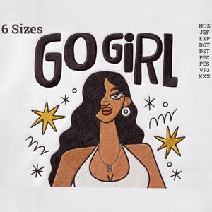 Op de afbeelding: Een borduurontwerp met de tekst GO GIRL in het zwart, een gestileerde illustratie van een persoon met lang donker golvend haar, een wit topje en een ketting, omringd door gouden sterren en kronkelende lijnen. Inclusief 6 maten en bestandsformaten.