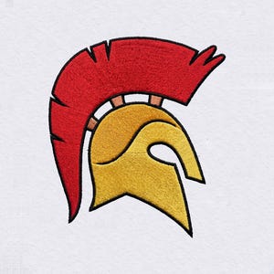 Peut inclure: Un écusson brodé représentant un casque spartiate doré avec une crête rouge proéminente. Le motif est souligné par un fil noir épais sur un fond en tissu blanc uni, mettant en valeur des coutures détaillées et des couleurs de fil vives.