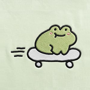 Söt skatergroda broderidesign, kawaii skateboardpadda maskinfil, rolig djurapplikation, skateboardstygn, reptil DIY