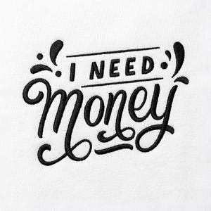 Könnte beinhalten: Eine weiße Stoffoberfläche mit schwarzer Stickerei, die den Text I NEED in einer fetten serifenlosen Schrift und das Wort money in einer dekorativen Schreibschrift zeigt. Das Design enthält schwarze Verzierungen und Punkte.