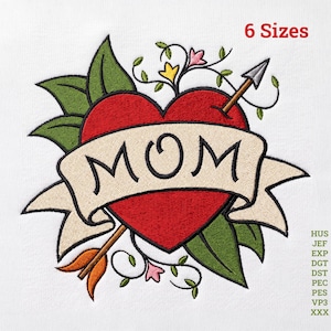 Puede incluir: Un diseño de bordado que presenta un corazón rojo atravesado por una flecha, envuelto en una cinta beige con el texto MOM. El diseño incluye hojas verdes, pequeñas flores amarillas y rosas, y el texto 6 Sizes y formatos HUS, JEF, EXP, DGT, DST, PEC, PES, VP3, XXX.