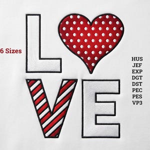 Peut inclure: Un motif de broderie formant le mot LOVE. Le L est blanc, le O est un cœur rouge à pois blancs, le V présente des rayures diagonales rouges et blanches, et le E est blanc. Le texte indique 6 Sizes et les formats HUS, JEF, EXP, DGT, DST, PEC, PES, VP3.