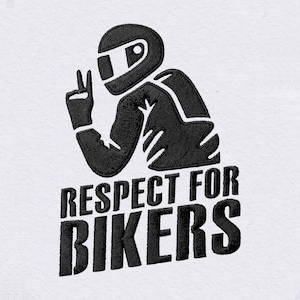 Op de afbeelding: Een wit stoffen oppervlak met een zwarte geborduurde afbeelding van een persoon met een motorhelm die een vredesteken maakt. Onder de afbeelding staat de tekst "RESPECT FOR BIKERS" geborduurd in dikke, zwarte hoofdletters.