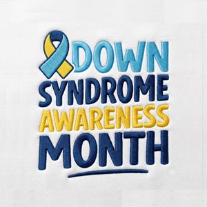 Könnte beinhalten: Ein gesticktes Design auf weißem Stoff mit einer blauen und gelben Schleife neben dem Text DOWN SYNDROME AWARENESS MONTH. Das Wort DOWN ist hellblau, SYNDROME ist dunkelblau, AWARENESS ist gelb und MONTH ist dunkelblau.