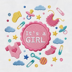 Könnte beinhalten: Ein gesticktes Design mit einem zentralen rosa gewellten Kreis und dem Text It's a GIRL. Um den Kreis herum befinden sich Baby-Motive, darunter ein rosa Body mit Herz, eine gelbe Socke, eine Rassel, Sicherheitsnadeln, Schnuller, ein Lätzchen, Wolken und Sterne.