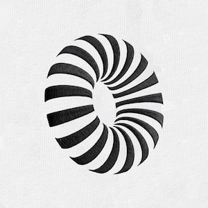 Peut inclure: Une surface en tissu blanc présentant un motif brodé noir en forme d'objet circulaire ou de tore. Le design se compose de multiples lignes noires incurvées et segmentées disposées en motif radial, créant un effet tridimensionnel.