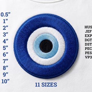 Könnte beinhalten: Ein kreisförmiger Stickaufnäher mit einem konzentrischen Augenmotiv, bestehend aus einem schwarzen Zentrum, einem hellblauen Ring, einem weißen Ring und einem dunkelblauen Außenrand. Der Text 0.5" bis 10" und 11 SIZES sowie die Dateiformate HUS, JEF, EXP, DGT, DST, PEC, PES, VP3 sind sichtbar.