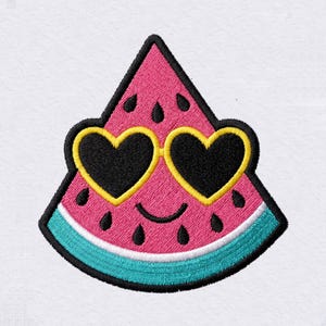 Può includere: Una toppa ricamata a forma di fetta di anguria con centro rosa, semi neri, buccia bianca e bordo inferiore color ottanio. L'anguria presenta un volto sorridente e indossa occhiali da sole a forma di cuore con montatura gialla.
