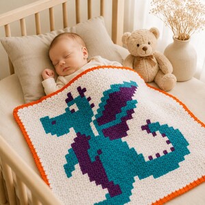 Peut inclure: Une couverture pour bébé en crochet de forme carrée avec un motif de dragon pixélisé en bleu sarcelle et violet sur fond blanc, bordée d'une bordure orange vif. La couverture présente une texture en grille et un dragon stylisé.