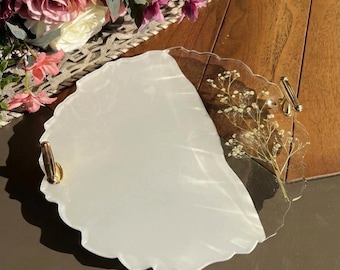 Round Epoxy Tray with Scalloped Edges and Real Dried Flowers