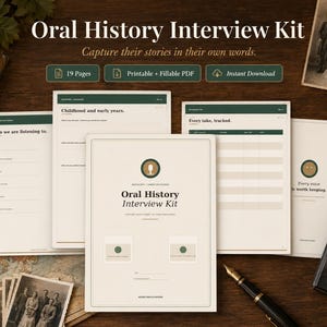Peut inclure: Un kit d'entretien d'histoire orale composé de 19 pages de documents PDF imprimables et remplissables. Les pages présentent des accents vert foncé, une icône de microphone et du texte incluant Childhood and early years, Every take, tracked et Every voice is worth keeping.
